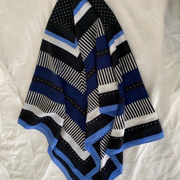 Micheal Kors Scarf - Picture 7 of 8